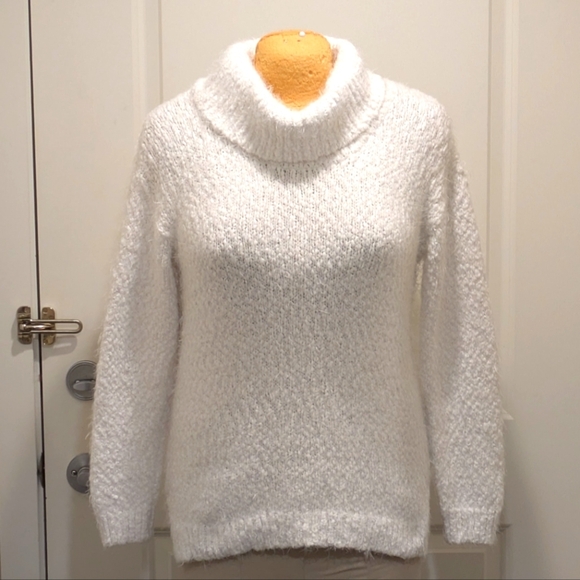 EUC Kenneth Cole Reaction M Super Soft Fuzzy White Knit Sweater - Picture 1 of 7